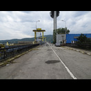 Die Dammkrone mit der Grenze zwischen Rumänien und Serbien in seiner Mitte